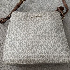 Michael Kors Signature Messenger Crossbody Handbag Purse Shoulder Vanilla